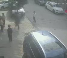 Bı&ccedil;aklı saldırgan sokakta &ccedil;ocukları, binada komşuları hedef aldı!