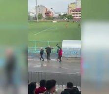B&ouml;lgesel Amat&ouml;r Lig'de skandal! Y&ouml;netici sahaya inip talimat verdi