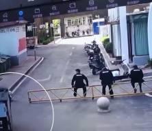 &Ccedil;in&rsquo;de mini kargo aracının &ccedil;arptığı bariyerden d&uuml;şen şahıslar kameralara yansıdı