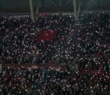 Elazığspor taraftarından muazzam g&ouml;r&uuml;nt&uuml;: Şehit &ouml;lmez diyen, birileri var!