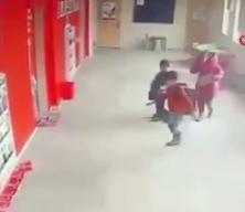 T&uuml;rk bayrağını yerde g&ouml;r&uuml;nce bir an bile d&uuml;ş&uuml;nmediler! Erzurum&rsquo;daki g&ouml;r&uuml;nt&uuml; duygulandırdı