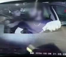 Ey&uuml;psultan'da darp edilen taksici gasp edildi, hastanelik oldu: O anlar kamerada