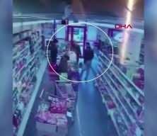 Jandarma personeli, marketteki m&uuml;şteriyi kalp masajıyla hayata bağladı