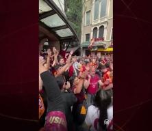 Galatasaray taraftarı Beyoğlu&rsquo;nda Antalyaspor karşılaşmasını bekliyor