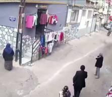 Gaziantep'te motosikletli maganda k&uuml;&ccedil;&uuml;k kıza &ccedil;arpıp ka&ccedil;tı!
