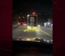 G&ouml;r&uuml;nt&uuml;ler Endonezya&rsquo;dan! Kamyonun arkasında Cumhurbaşkanı Erdoğan portresi!