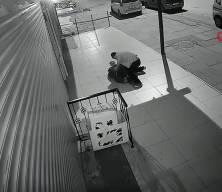 G&ouml;z&uuml; d&ouml;nm&uuml;ş cani &ouml;n&uuml;n&uuml; kestiği yaşlı adamın parasını &ccedil;alıp &ouml;ld&uuml;resiye darp etti