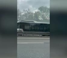İBB ara&ccedil;larında bitmeyen &ccedil;ile! Seyir halindeki metrob&uuml;sten dumanlar y&uuml;kseldi 