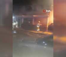 Kadık&ouml;y'de gece yarısı dehşet: Galeri &ouml;n&uuml;ndeki ara&ccedil;lar alev alev yandı