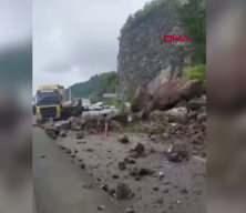 Karadeniz sahil yolunda heyelan: TIR hasar aldı, yol tek şeride d&uuml;şt&uuml;