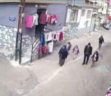 Gaziantep'te motosikletli maganda k&uuml;&ccedil;&uuml;k kıza &ccedil;arpıp ka&ccedil;tı!