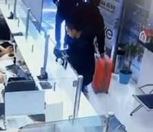 Muhittin B&ouml;cek'in oğlunun olay g&ouml;r&uuml;nt&uuml;leri! Para dolu turuncu valiz dosyaya girdi...