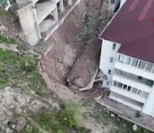 Nevşehir&rsquo;de istinat duvarı &ccedil;&ouml;kt&uuml;: Daireler hasar g&ouml;rd&uuml;