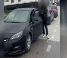 Yere attığı izmaritleri zabıtayı g&ouml;r&uuml;nce tek tek topladı