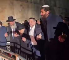 Soykırımcı İsrail Harem-i İbrahim Camii'yi bastı: M&uuml;zik eşliğinde dans ettiler