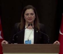 AK Parti'ye katılan Burcu K&ouml;ksal'dan "Değerlere saygı duyanlarla y&uuml;r&uuml;yeceğim" dedi