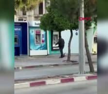 ATM&rsquo;ye taşlı saldırı: O anlar saniye saniye kaydedildi