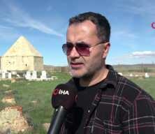  Bayburt&rsquo;ta Hacı Kutlu Bey&rsquo;in t&uuml;rbesinin bulunduğu mezarlık tarihe ışık tutuyor