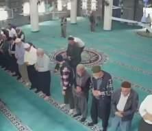 Camide kalp krizi ge&ccedil;iren vatandaşa imamdan kalp masajı! O anlar kamerada