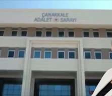 &Ccedil;anakkale&rsquo;de a&ccedil;ığa alınan kadın hakim adliyeyi bastı