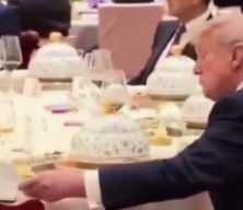 Donald Trump &Ccedil;in liderinin notlarını karıştırırken kameralara fena yakalandı! 