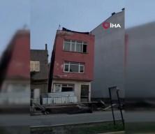 Balıkesir&rsquo;de inşaat kazısı yandaki binayı yıktı: İki katlı bina yana &ccedil;&ouml;kt&uuml;