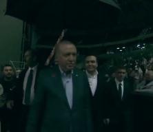 Cumhurbaşkanı Erdoğan sahaya indi: Trib&uuml;nleri gezerek gen&ccedil;leri selamladı