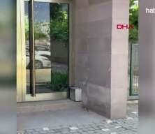 F&uuml;nyeyle patlatılan ş&uuml;pheli &ccedil;antadan makyaj malzemeleri &ccedil;ıktı