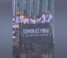 Galatasaray'da şampiyonluk kutlamalarında Torreira ve Yunus'tan dikkat &ccedil;eken Icardi pankartı!