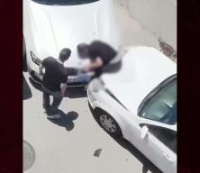 &Ccedil;in'de yol verme kavgası dehşetle bitti: S&uuml;r&uuml;c&uuml;y&uuml; aracın kaputuna sıkıştırdı