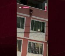 Kolombiya'da 3.kattan d&uuml;şen &ccedil;ocuk &ccedil;evredekiler tarafından havada kurtarıldı