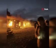 Konteyner yatakhanede başlayan yangında alevlerin sı&ccedil;radığı 8 ara&ccedil; demir yığını haline geldi