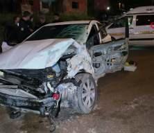 Kontrolden &ccedil;ıkan otomobil, park halindeki &ccedil;ekiciye &ccedil;arptı: 1 &ouml;l&uuml;, 1 yaralı