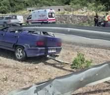 Muğla'da otomobil &ccedil;elik bariyerin altına girdi, s&uuml;r&uuml;c&uuml; kazayı hafif yaralı atlattı