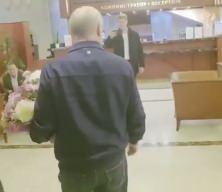 Rusya Devlet Başkanı Putin eski &ouml;ğretmeninin ayağına kadar gitti onu &ccedil;i&ccedil;eklerle karşıladı,