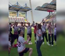 Şampiyonluk kutlamalarında futbolcudan s&uuml;rpriz evlilik teklifi