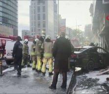 Şişli&rsquo;de l&uuml;ks ara&ccedil; d&uuml;kkana girdi: 2 yaralı