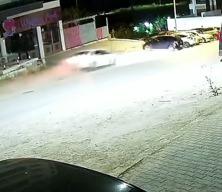 Uyuyakalan s&uuml;r&uuml;c&uuml; park halindeki ara&ccedil;lara daldı