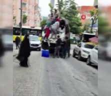 Bah&ccedil;elievler'de şaha kalkan kamyoneti indirmek i&ccedil;in &uuml;zerinde zıpladılar