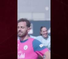  Manchester City'de oyuncuların teknik direkt&ouml;rleri Guardiola'ya ve takım arkadaşlarına renkli vedaları viral oldu