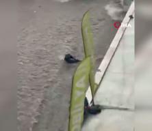 Ankara'yı sel vurdu, vatandaşlar suda s&uuml;r&uuml;klendi! O anlar kamerada...