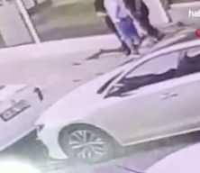 Arnavutk&ouml;y'de k&ouml;pek sevme tartışması tekmeli yumruklu kavgaya d&ouml;n&uuml;şt&uuml;