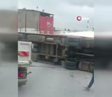 Başakşehir'de dehşet anları: Kontrolden &ccedil;ıkan tır iki aracın &uuml;zerine devrildi