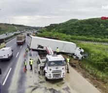 Beykoz'da 3 aracın karıştığı zincirleme kazada bariyerleri aşan TIR, yolun dışına &ccedil;ıktı