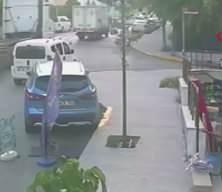  Beylikd&uuml;z&uuml;'nde 11 yaşındaki &ccedil;ocuk, skuter ile tırın altında kaldı