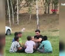 &Ccedil;orlu&rsquo;da şehit olan polis Emrah Ko&ccedil;&rsquo;un t&uuml;rk&uuml; s&ouml;yleyip &ccedil;ocuklarla eğlendiği anları