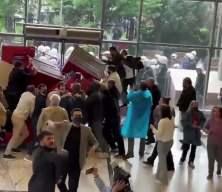 Cumhuriyet Halk Partisi binasında bulunan CHP'liler Polise yangın t&uuml;p&uuml;yle m&uuml;dahale etti