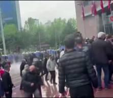 Cumhuriyet Halk Partisi binasında bulunan CHP'liler Polise yangın t&uuml;p&uuml;yle m&uuml;dahale etti