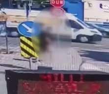 Dolmabah&ccedil;e&rsquo;de minib&uuml;s&uuml;n &ccedil;arptığı kadın trafik polisi ağır yaralandı; kaza kamerada