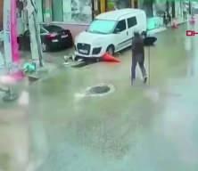 Hafif ticari aracın anne ve &ccedil;ocuğunu altına alıp, s&uuml;r&uuml;klediği kaza kamerada